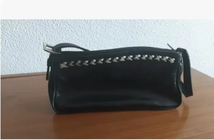 Bolsa Baguette Preta Com Debrum Preto E Branco 