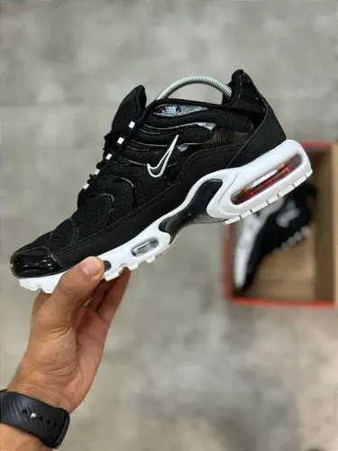 Nike Air Max Plus - Preto c/ Branco
