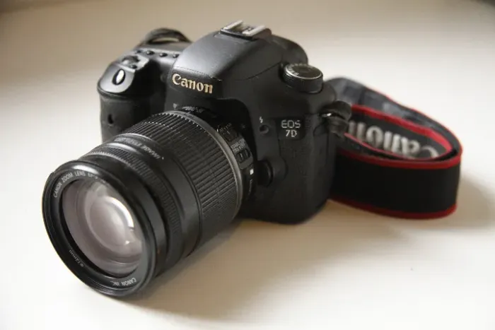 Câmera Canon EOS 7D + lente 18-200mm