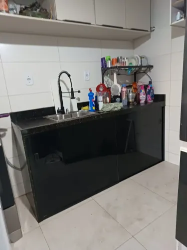 Box para banheiro, espelhos, gabinete para pias, portas sobre trilhos etc. 