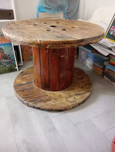 Mesa Rústica de Madeira de Carretel