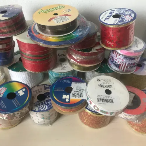 25 rolos de fitas festivas novas fechadas.