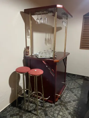 Barzinho com detalhes dourados e 2 banquetas
