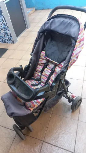 Vendo carrinho de bebê e berço 