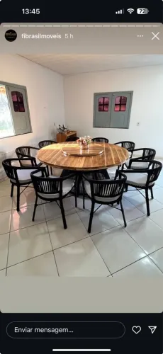 Mesa de jantar redonda em madeira com cadeiras