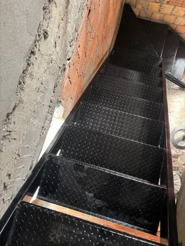 Escada metálica modelo Leque Nova 