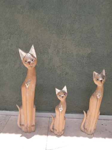 Escultura de gatinhos em madeira maciça?