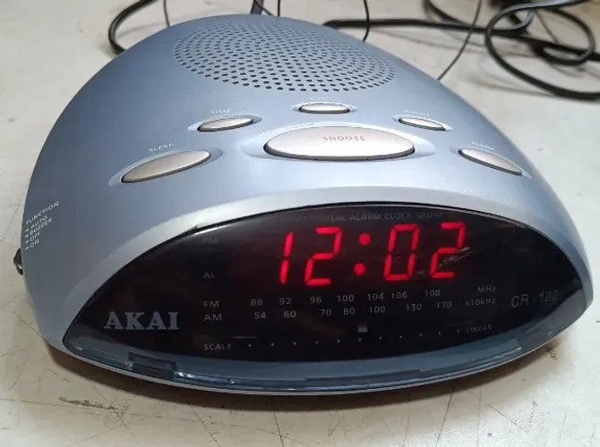 Rádio Relógio Despertador Akai Cr-120 Otimo Estado Funcionando