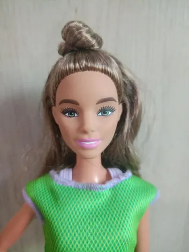Barbie cabeça mtm corpo fashionista 