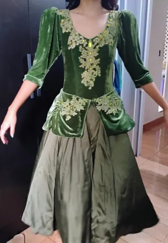 Figurino Verde de Época - Luxuoso e Pronto para Uso