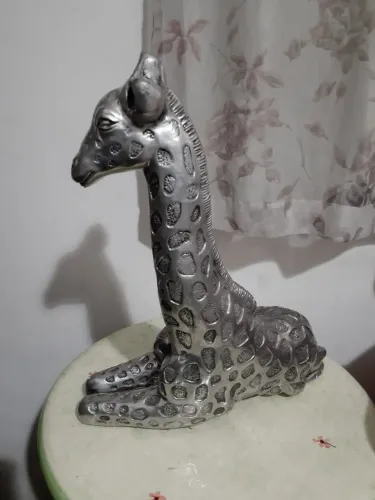 Escultura de Girafa Prateada