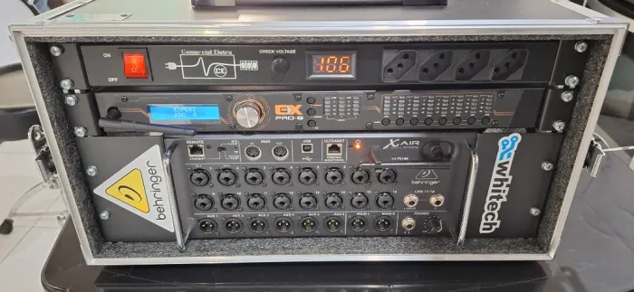 Mesa Digital Behringer XR18 + processador + régua AC + rack