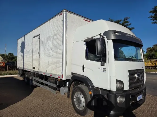 Vw 24280/18/19 cabine leito truck baú 