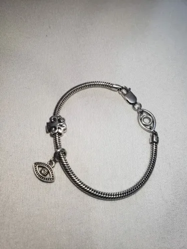 Pulseira Life by Vivara tam. 18 olho em prata mais dois berloques.