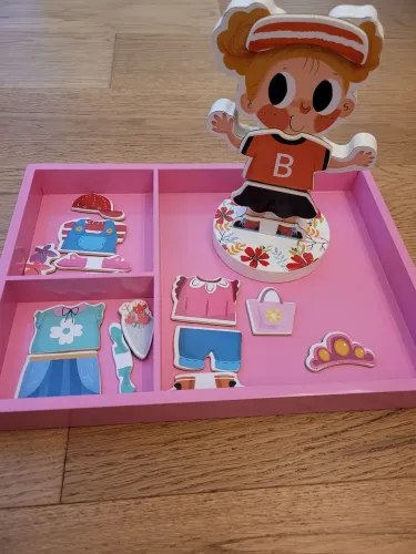 Brinquedo de encaixar de menina para aprender a  vestir.