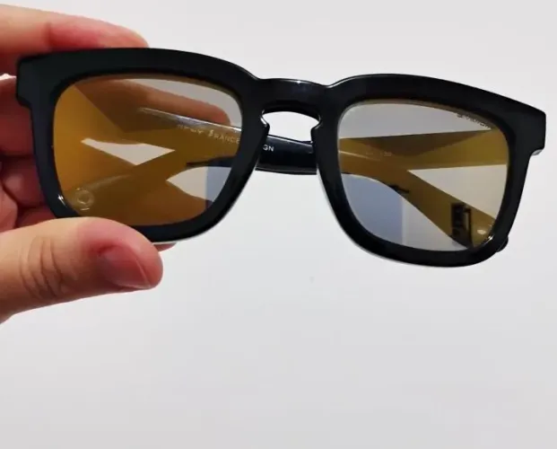 Óculos de Sol lente espelhada amarela com detalhes brilhosos e armação grossa