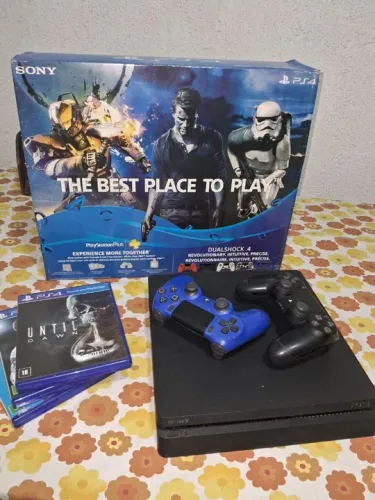 Playstation 4 com jogos e controles