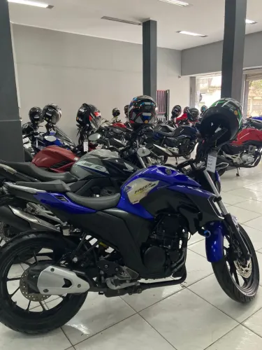 FZ25 2020 azul em ótimo estado de conservação. Financiamento, cartão de crédito e troca