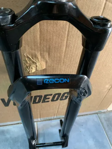 Garfo Suspensão Rock Shox Recon Silver RL com trava no guidão Boost