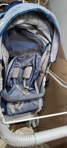 Carrinho de bebê.