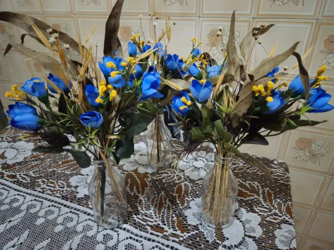 5 Arranjos de flores artificiais.