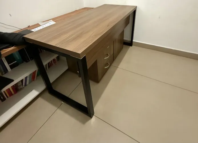 MESA DE ESCRITÓRIO, ARMÁRIO E CADEIRA 