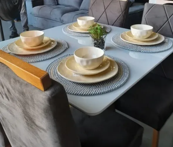 Mesa de jantar com tampo de vidro, com as medidas de 0,90 x 0,90. Mesa nova .