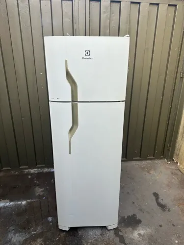 Vendo uma geladeira Eletrolux DC35A gelo seco bem conservada (Entrego)