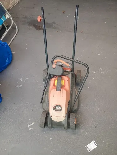 Máquina de cortar grama com defeito 