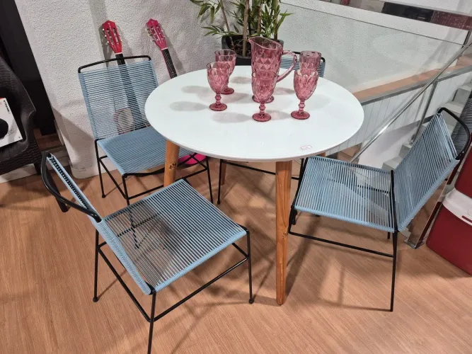 Mesa redonda 90cm tampo com vidro pes madeira macisa  com 4 cadeiras ferro retro 