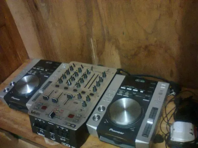 CDJ PIONNER com Mixer berhinguer