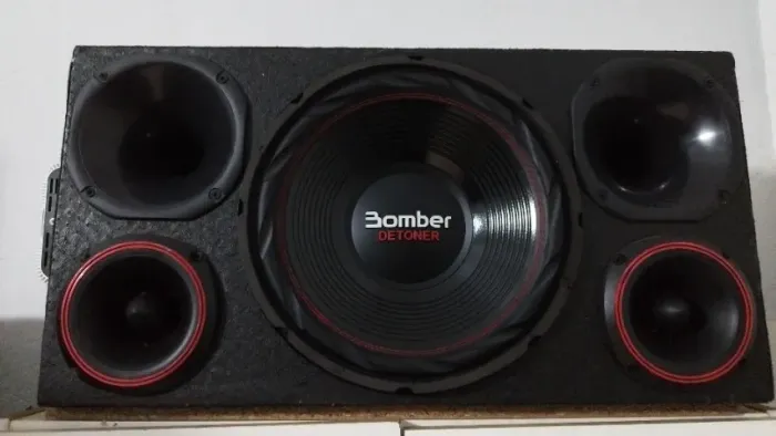 Caixa de som automotivo trio Bomber detoner com módulo Taramps 1500