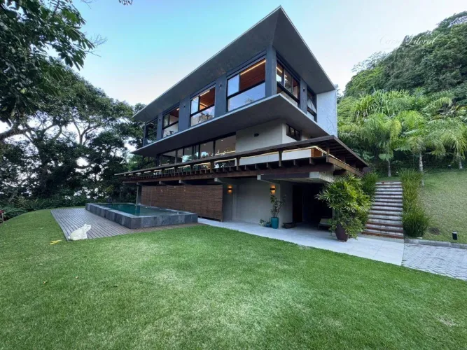 Casa com Vista para o Mar à Venda em Maresias | 1.200m² de Terreno | 400m² Construídos | 6
