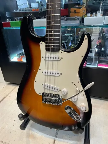 Guitarra Stratocaster Squier Bullet Sunburst semi nova impecável