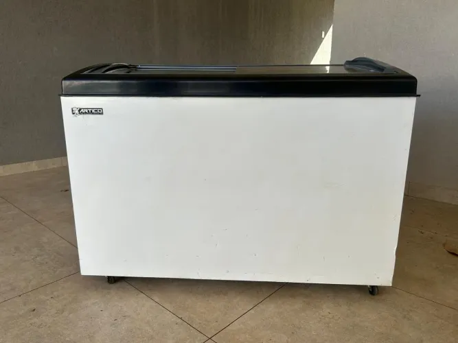 Vende-se um freezer,450 litros,Ártico,tampa de vidro, vertical,220 vls,branco,1ano de uso.