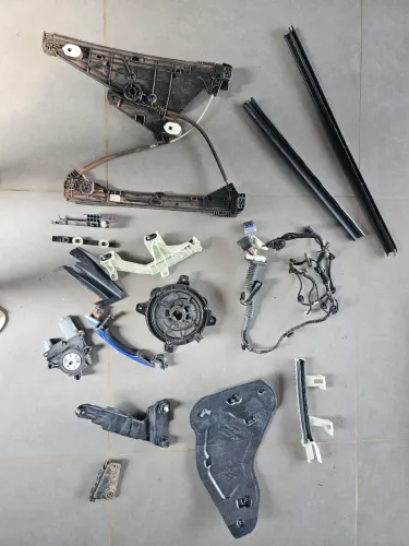 Peças porta Peugeot 208 2023
