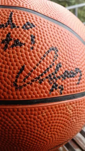 Bola de basquete autografada pelo Oscar Schmidt