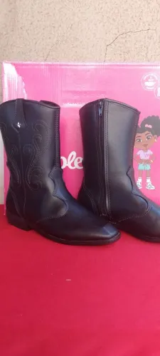 Vendo bota número 31 menina