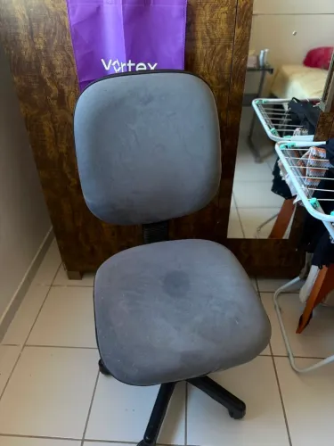 Vende-se uma cadeira