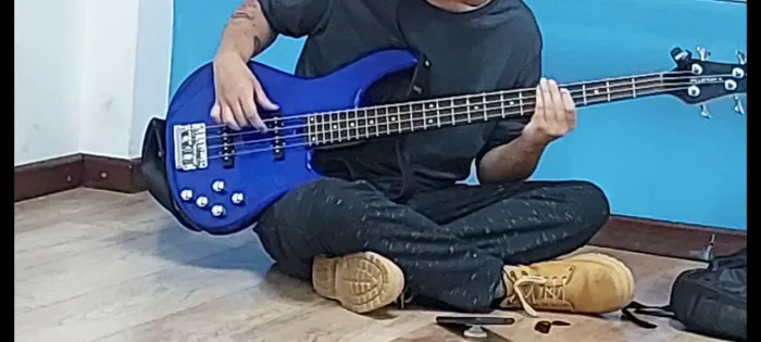 Baixo tagima millenium 4 azul com capa