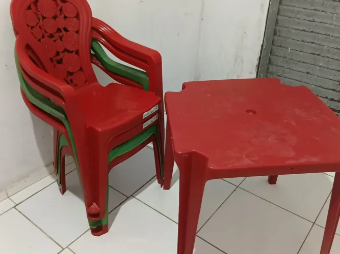MESA DE PLÁSTICO E 4 CADEIRAS 