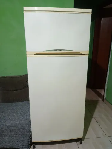 Geladeira Brastemp 360L (1996) por R$ 600: funciona, mas está gelando pouco | usada antiga