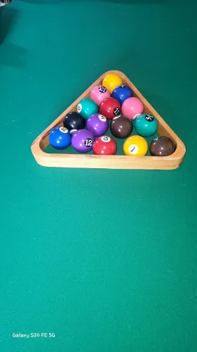 Mesa de sinuca nova e completa, com 8 tacos e 2 jogos de bolas (sinuca e bilhar)