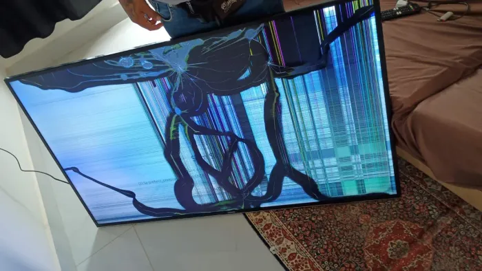 Vendo para retirar peças funciona, trincado na tela