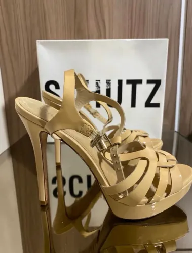 Sandália nude Schütz TAM 39