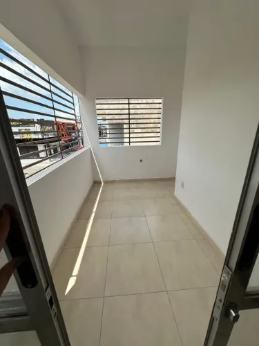Alugo Apto de 1/4, espaçoso com sala, cozinha, área de serviço e sacada