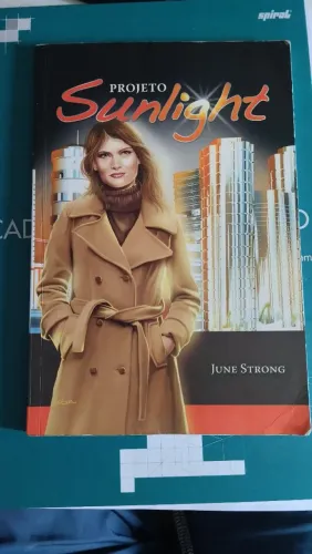 Livro Projeto Sunlight - June Strong (Edição Internacional)