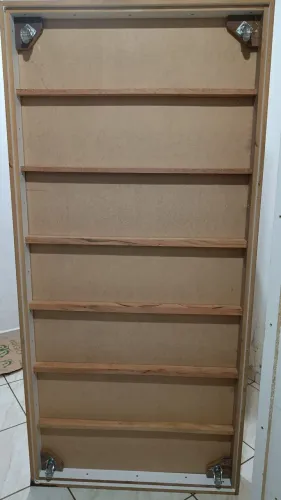 Vendo estantes de vidro para internação.