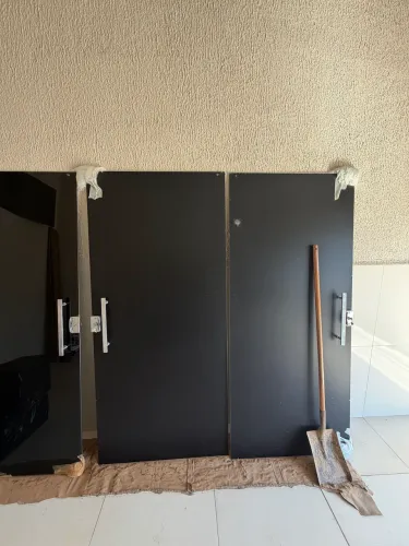 Porta de vidro com película completa, com fechadura e puxador já incluso !