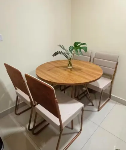 Mesa redonda de sala ou cozinha, com revestim ento de tecido e courino